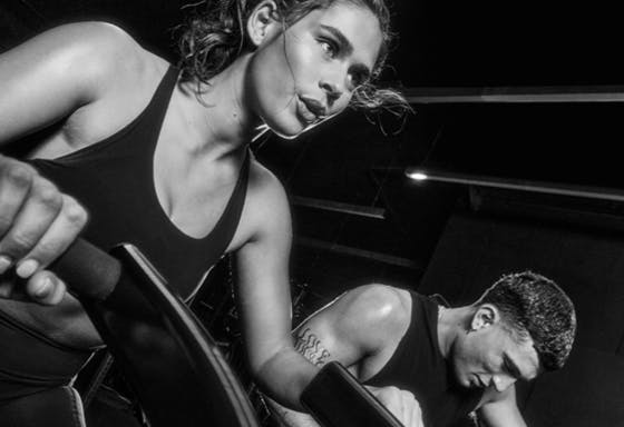 2XU offer background image